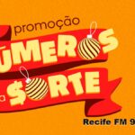 Arte da Promoção Números da Sorte da Rádio Recife FM 97.5 MHz, com fundo laranja vibrante e logotipo em faixas vermelhas com letras amarelas estilizadas, decorado com bolas de Natal.