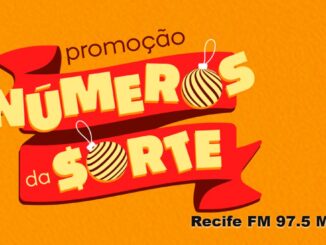 Arte da Promoção Números da Sorte da Rádio Recife FM 97.5 MHz, com fundo laranja vibrante e logotipo em faixas vermelhas com letras amarelas estilizadas, decorado com bolas de Natal.