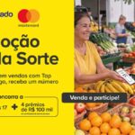 Banner da Promoção Tap da Sorte do Mercado Pago em parceria com a Mastercard: a cada R$100 em vendas com Tap do Mercado Pago, o vendedor recebe um número da sorte para concorrer a 50 iPhones 17 e 4 prêmios de R$100 mil em certificados de barras de ouro.