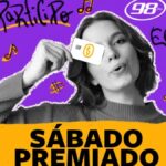 Banner da promoção Sábado Premiado da rádio 98FM de Curitiba, com jovem segurando cartão de crédito em fundo roxo vibrante.