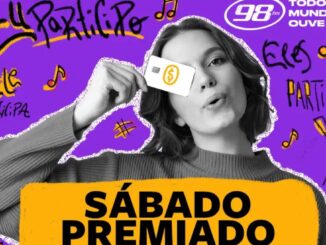 Banner da promoção Sábado Premiado da rádio 98FM de Curitiba, com jovem segurando cartão de crédito em fundo roxo vibrante.