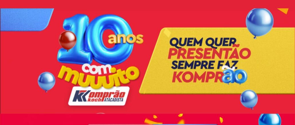 Banner da campanha de aniversário de 10 anos do Komprão Koch Atacadista em Santa Catarina, com fundo vermelho, balões azuis e vermelhos e destaque para os prêmios de 10 anos de compras grátis e até R$10 mil em vale-compras todo dia.