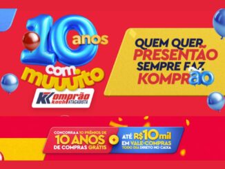 Banner da campanha de aniversário de 10 anos do Komprão Koch Atacadista em Santa Catarina, com fundo vermelho, balões azuis e vermelhos e destaque para os prêmios de 10 anos de compras grátis e até R$10 mil em vale-compras todo dia.