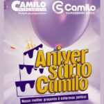 Arte da campanha Aniversário Camilo com os logotipos Camilo Atacadista e Camilo Supermercados, bolo de três andares com velas do número 46 e balões lilases.