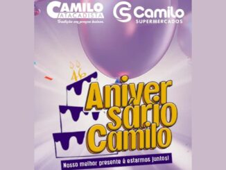 Arte da campanha Aniversário Camilo com os logotipos Camilo Atacadista e Camilo Supermercados, bolo de três andares com velas do número 46 e balões lilases.