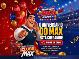 Banner do Aniversário Max Atacadista com mascote sorridente de colete azul apontando para frente, carrinho com presentes, balões vermelhos, azuis e dourados, fachada da loja ao fundo e o anúncio de que o aniversário do Max está chegando, exclusivo para clientes Clube Max.