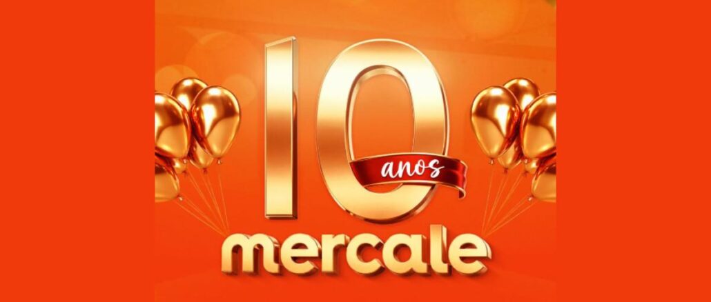 Arte comemorativa dos 10 anos do Mercale com número 10 dourado, faixa vermelha escrita anos, balões dourados e a frase A comemoração é nossa, os prêmios são seus, sobre fundo laranja.