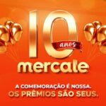 Arte comemorativa dos 10 anos do Mercale com número 10 dourado, faixa vermelha escrita anos, balões dourados e a frase A comemoração é nossa, os prêmios são seus, sobre fundo laranja.