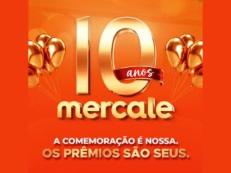 Arte comemorativa dos 10 anos do Mercale com número 10 dourado, faixa vermelha escrita anos, balões dourados e a frase A comemoração é nossa, os prêmios são seus, sobre fundo laranja.