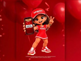 Personagem animada com uniforme vermelho da DiFábrica Calçados segurando um celular com a promoção Aniversário Premiado, ao fundo balões vermelhos e confetes.