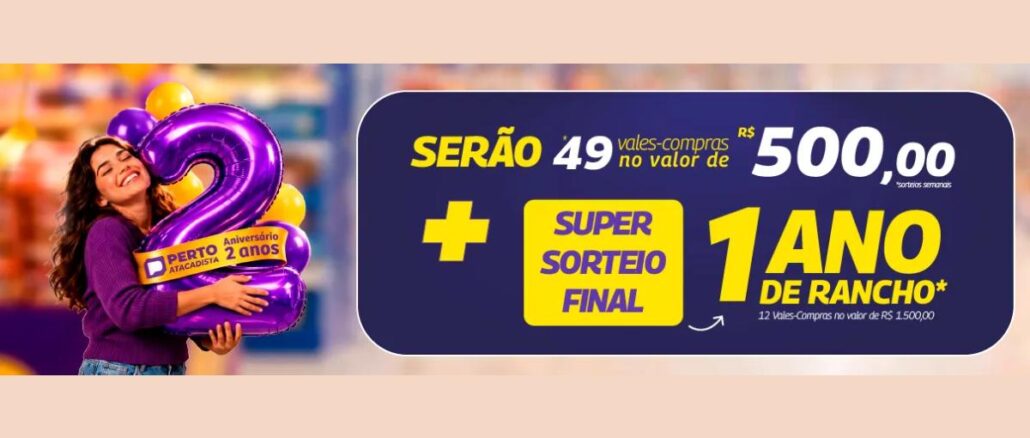 Banner da promoção Aniversário Premiado Perto Atacadista com mulher sorridente abraçando balão roxo em formato de número 2 e anúncio de 49 vales-compras de R$500,00 mais sorteio final de 1 ano de rancho.