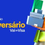 Banner da Promoção Aniversário Vai de Visa 2026, com fundo azul e jovem segurando caixas e sacolas coloridas.