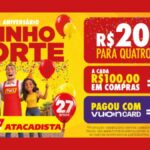 Banner da promoção de aniversário Vizinho de Sorte do Fort Atacadista com prêmios de R$200 mil, R$5 mil e vales de R$500, ilustrado por três personagens sorridentes entre balões vermelhos e amarelos e logotipos das marcas participantes.