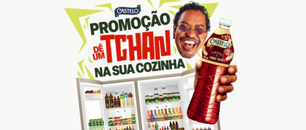 Peça publicitária da promoção Castelo "Dê um Tchan na Sua Cozinha com Cumpadi Washington", com imagem de geladeira repleta de produtos da marca e garrafa de vinagre de vinho tinto em destaque.
