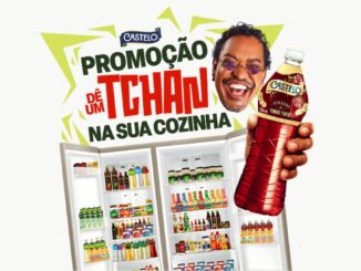 Peça publicitária da promoção Castelo "Dê um Tchan na Sua Cozinha com Cumpadi Washington", com imagem de geladeira repleta de produtos da marca e garrafa de vinagre de vinho tinto em destaque.
