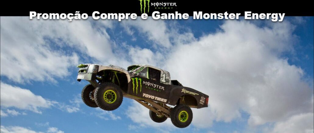Caminhonete off-road com adesivos Monster Energy e Toyo Tires saltando no ar sobre um carro esportivo, com céu azul ao fundo e texto "Promoção Compre e Ganhe Monster Energy" no topo da imagem.