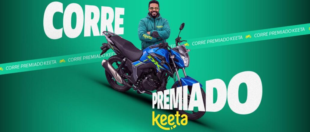 Corre Premiado Keeta Entregador sorridente com jaqueta verde da Keeta, de braços cruzados ao lado de uma motocicleta azul, sobre fundo verde com o título Corre Premiado Keeta.