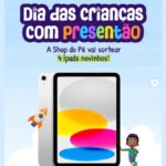 Arte da promoção Dia das Crianças da Shop do Pé com o título "Dia das crianças com presentão", anúncio do sorteio de 4 iPads e a imagem de um iPad prateado ao lado de um menino sorridente e um foguete sobre fundo de céu azul.