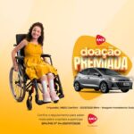 Campanha Doação Premiada AACD 2026: menina em cadeira de rodas com órteses sorrindo ao lado de um Hyundai HB20 Comfort 0km, prêmio do sorteio beneficente.