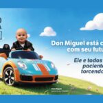 Criança paciente do GRAACC pilotando um carrinho elétrico estilizado com as cores do instituto, em peça publicitária da Doação Premiada Graacc 2026.