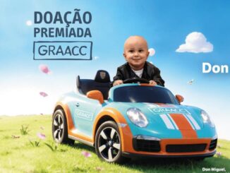 Criança paciente do GRAACC pilotando um carrinho elétrico estilizado com as cores do instituto, em peça publicitária da Doação Premiada Graacc 2026.