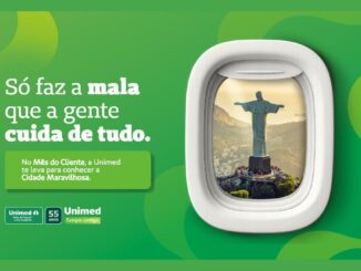 Peça publicitária da Unimed com fundo verde e janela de avião emoldurada mostrando o Cristo Redentor ao fundo, com a frase "Só faz a mala que a gente cuida de tudo", promovendo viagem ao Rio de Janeiro no Mês do Cliente, em celebração aos 55 anos da Unimed Vales do Taquari e Rio Pardo/RS.