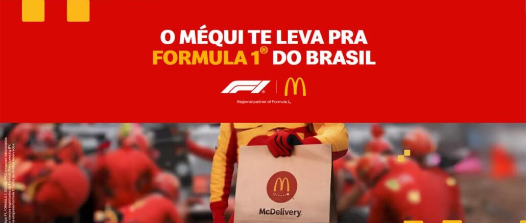 Meu Méqui no Pódio 2026 Banner vermelho da promoção do McDonald's com a frase "O Méqui te leva pra Formula 1 do Brasil", logotipos da F1 e do McDonald's e um integrante de equipe de boxe segurando uma sacola do McDelivery.