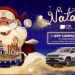 Arte da campanha Natal CDL Caxias do Sul com Papai Noel segurando um globo de neve com a cidade iluminada e um Jeep Compass 0km prata sobre nuvens douradas.