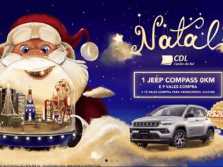 Arte da campanha Natal CDL Caxias do Sul com Papai Noel segurando um globo de neve com a cidade iluminada e um Jeep Compass 0km prata sobre nuvens douradas.