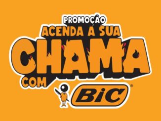 Logotipo da Promoção Acenda a Sua Chama com Bic, com letras estilizadas em laranja e preto sobre fundo amarelo-alaranjado, acompanhado do mascote e da marca Bic.