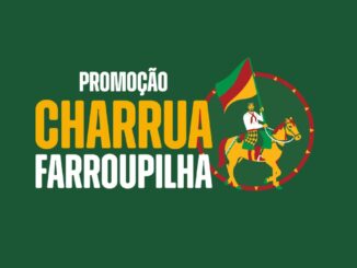 Arte da Promoção Charrua Farroupilha, com ilustração de um gaúcho a cavalo segurando a bandeira do Rio Grande do Sul, sobre fundo verde.