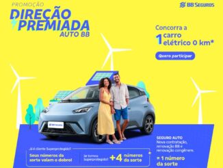 Peça publicitária da promoção Direção Premiada Auto BB, da BB Seguros, com casal posando ao lado de carro elétrico 0 km em cenário com turbinas eólicas e painel solar, sobre fundo amarelo e azul.