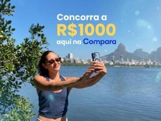 Mulher tira selfie à beira da Lagoa Rodrigo de Freitas, no Rio de Janeiro, com o Cristo Redentor ao fundo e o texto "Concorra a R$1000 aqui na Compara".