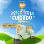 Banner da Promoção Mili Toda Descoberta Merece Cuidado com uma mini scooter elétrica infantil verde-menta sobre colinas gramadas e céu azul com nuvens.
