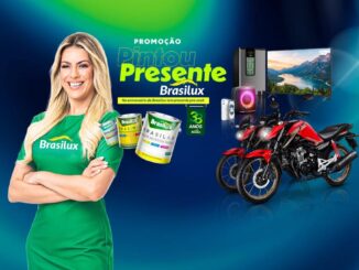 Banner da Promoção Pintou Presente Brasilux, comemorativa aos 33 anos da marca, com prêmios como motos, TV 50 polegadas, caixa de som e geladeira.