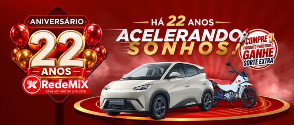 RedeMiX Aniversário 22 anos na Bahia Banner da promoção de aniversário de 22 anos da RedeMiX na Bahia, com o slogan "Há 22 anos acelerando sonhos!", um carro elétrico BYD Dolphin Mini na cor bege, uma motocicleta branca e vermelha e o selo "Compre 1 produto parceiro e ganhe sorte extra".