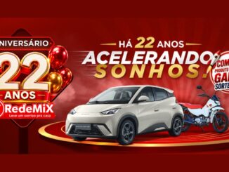 Banner da promoção de aniversário de 22 anos da RedeMiX na Bahia, com o slogan "Há 22 anos acelerando sonhos!", um carro elétrico BYD Dolphin Mini na cor bege, uma motocicleta branca e vermelha e o selo "Compre 1 produto parceiro e ganhe sorte extra".