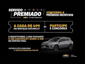 Peça publicitária da promoção Serviço Premiado Chevrolet 2026, com fundo preto, destaque para o sorteio de um Chevrolet Sonic 0 km, 8 smartphones e 2.000 vouchers, mediante contratação de serviços a partir de R$499.
