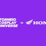 Banner roxo com o logotipo do Torneio Cosplay Universe, com ícone de medalha dourada com estrela e fita rosa, ao lado da palavra by e do logotipo branco da Honda com o símbolo de asa.