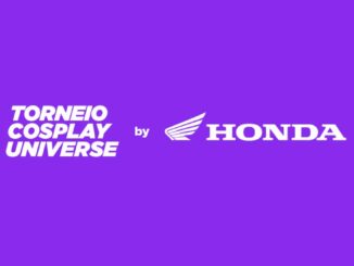 Banner roxo com o logotipo do Torneio Cosplay Universe, com ícone de medalha dourada com estrela e fita rosa, ao lado da palavra by e do logotipo branco da Honda com o símbolo de asa.