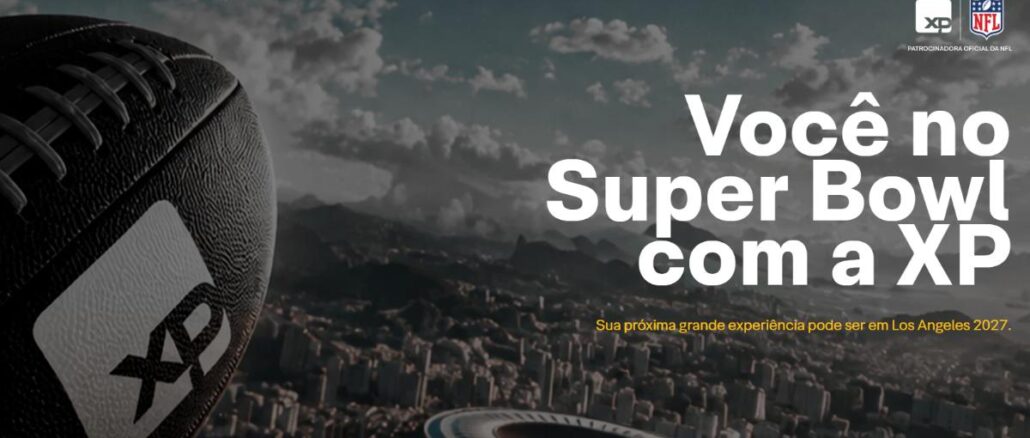 Bola de futebol americano com logotipo da XP sobre paisagem urbana com estádio, ao lado do texto "Você no Super Bowl com a XP".