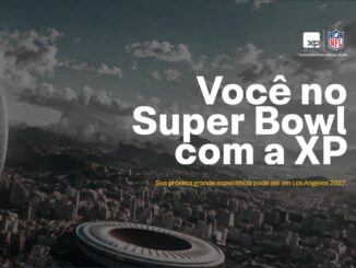 Bola de futebol americano com logotipo da XP sobre paisagem urbana com estádio, ao lado do texto "Você no Super Bowl com a XP".