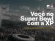 Bola de futebol americano com logotipo da XP sobre paisagem urbana com estádio, ao lado do texto "Você no Super Bowl com a XP".