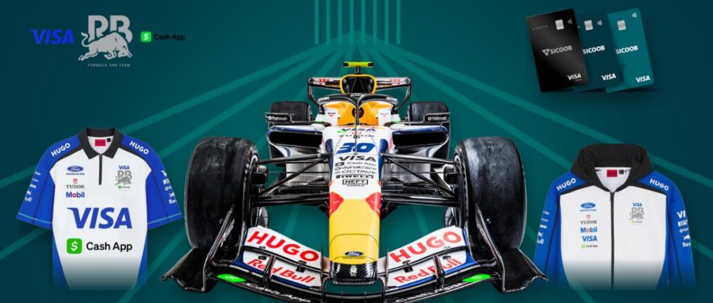 promocao-corrida-cartoes-sicoob-visa-racing-bulls Carro de Fórmula 1 da equipe Visa Cash App Racing Bulls ao centro, com camisa polo e jaqueta oficiais da equipe nas laterais, cartões Sicoob Visa no canto superior direito e o título Promoção Corrida Cartões Sicoob Visa: Concorra a Produtos Oficiais da F1.
