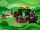 Peça publicitária da promoção de aniversário de 25 anos do Mart Minas com caminhão vermelho carregado de eletrodomésticos e móveis, dois homens em destaque e o anúncio de 25 caminhões cheios de prêmios a cada R$200 em compras.