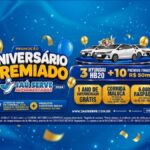 Banner da promoção Aniversário Premiado Jaú Serve Supermercados 2026, com três carros Hyundai HB20 brancos, balões dourados e azuis, e prêmios como 10 prêmios finais de R$50.000,00, 1 ano de supermercado grátis, Corrida Maluca e 6.000 Raspaqui.