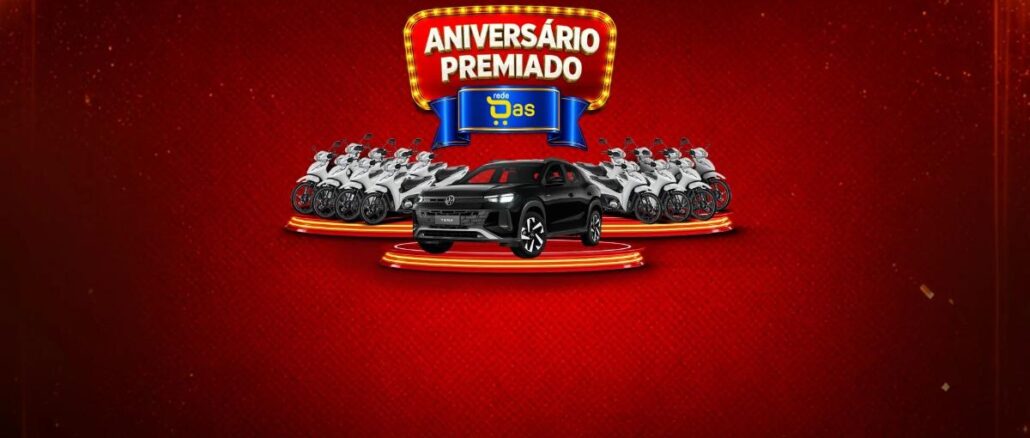 Aniversário Premiado Rede Das no Interior Centro Oeste de São Paulo Arte da promoção Aniversário Premiado Rede Das com um SUV Volkswagen Tera preto em destaque sobre um pedestal iluminado, ladeado por diversas motocicletas brancas, em fundo vermelho com brilhos dourados.