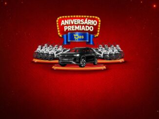 Arte da promoção Aniversário Premiado Rede Das com um SUV Volkswagen Tera preto em destaque sobre um pedestal iluminado, ladeado por diversas motocicletas brancas, em fundo vermelho com brilhos dourados.