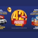 Banner da promoção Aniversário Premiado Rede Krill 42 anos, com dois carros Fiat Mobi brancos, produtos da marca Krill, balões dourados e o período da campanha de 01/10/2026 a 31/10/2026.