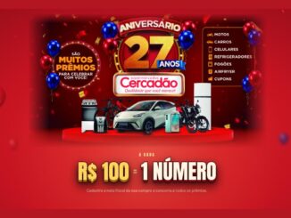 Banner da promoção de aniversário de 27 anos dos Supermercados Cercadão, com carro, motos, bicicleta, celular, geladeira, fogão e airfryer sobre um palco vermelho, balões azuis e vermelhos e a mecânica de R$100 em compras igual a 1 número da sorte.